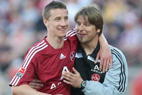 Trainer Michel Oenning gratuliert Marek Mintal, der mit seinem 1:0 den Club auf Siegkurs brachte.