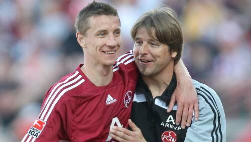 Trainer Michel Oenning gratuliert Marek Mintal, der mit seinem 1:0 den Club auf Siegkurs brachte. Trainer Michel Oenning gratuliert Marek Mintal, der mit seinem 1:0 den Club auf Siegkurs brachte.