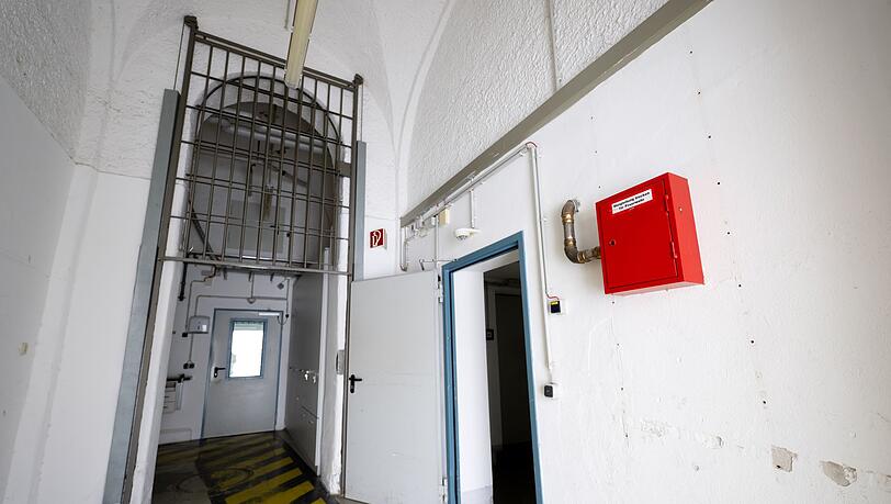 Gitter erinnern überall daran, dass hier nicht jeder gehen wollte, wenn er wollte. Gitter erinnern überall daran, dass hier nicht jeder gehen wollte, wenn er wollte.