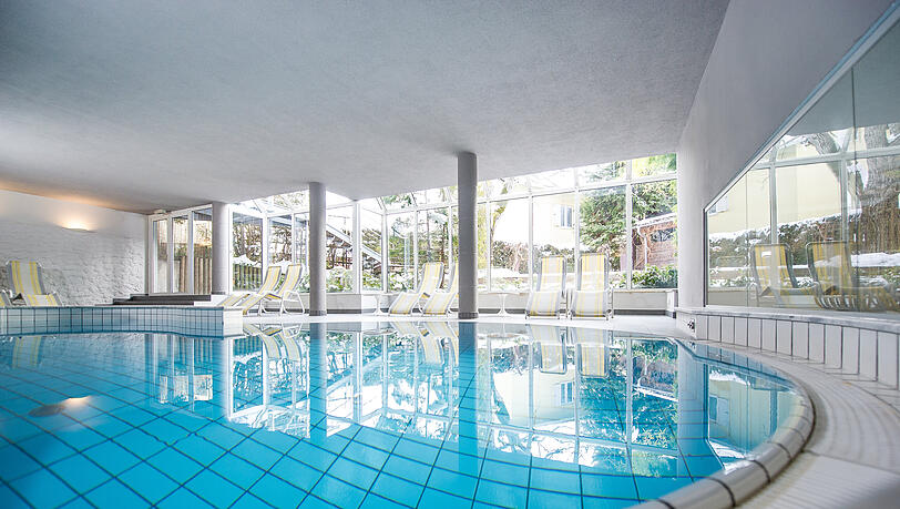 Im Indoor-Pool tauchen Sie ein in eine Welt der Entspannung und des Wohlgef&uuml;hls.