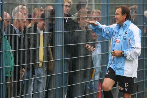 Während die Profis schon liefen, plauderte Ewald Lienen am Zaun mit den Fans.