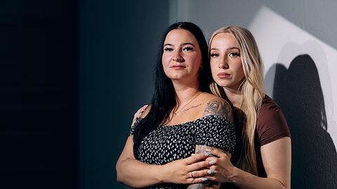 Jaqueline (32, links) holt ihre j&uuml;ngere Schwester Caithlen (20) in ihre Obhut.