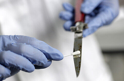 Mit einem Messer war der Täter bewaffnet, rechnete aber nicht damit, dass der Imbissbudenbesitzer ebenfalls eines hatte (Symbolfoto)