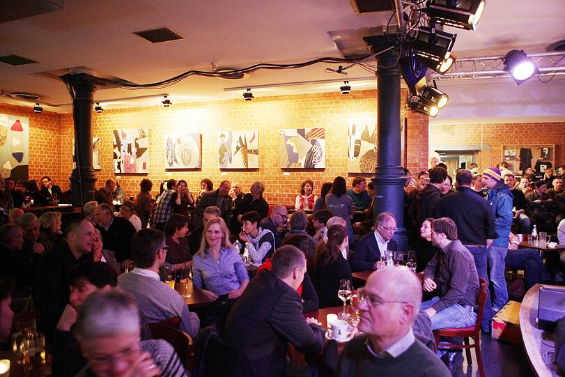 Der Standart-Look des Jazzclub-Besuchers: Hornbrille zum schwarzen Rollkragenpulli.