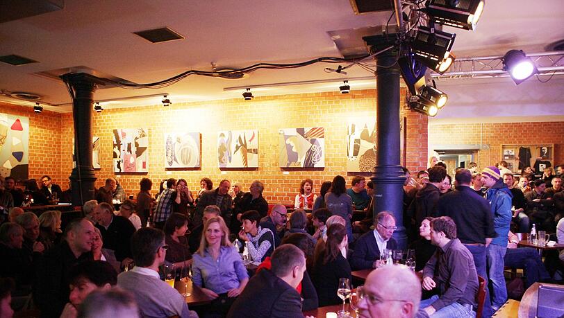 Der Standart-Look des Jazzclub-Besuchers: Hornbrille zum schwarzen Rollkragenpulli. Der Standart-Look des Jazzclub-Besuchers: Hornbrille zum schwarzen Rollkragenpulli.