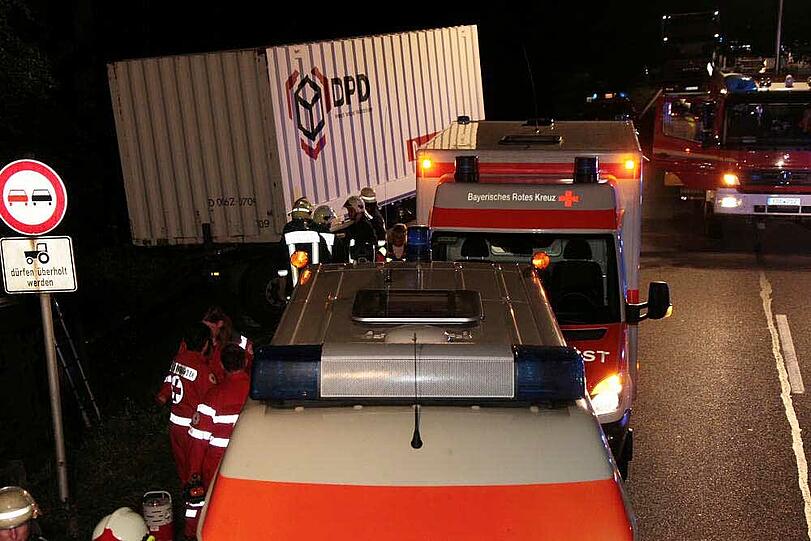 Warum ein aus München kommender Lkw am Montagabend auf der B12 nach rechts umkippt und seinen Fahrer einklemmt, ist nicht bekannt. Der Mann wird in ein Krankenhaus gebracht.