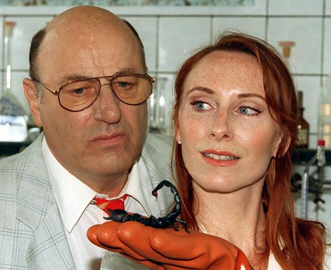 Hier sehen Sie Andrea Sawatzki in einem Tatort mit Manfred Krug. Damals spielte sie noch nicht die Kommissarin Charlotte Sänger, sondern eine Laborassistentin.
