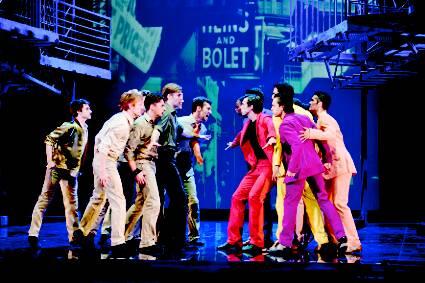 &bdquo;I feel pretty, o so pretty!&ldquo; &ndash; das singt eine Handvoll aufgekratzter Puertoricanerinnen in der &bdquo;West Side Story&ldquo;. Die Mädels bringen ihre Freundin Maria in Stimmung, die sich für einen schönen Abend aufbrezelt. Und das passt natürlich auch zum frisch renovierten Deutschen Theater, das mit dem Bernstein-Klassiker im März 2014 seine erste Premiere feiert. Eröffnet wird das Traditionshaus schon im Januar mit einem Galakonzertder Münchner Philharmoniker. Und nach der rauschenden Faschingsballsaison legt dann das Theater selbst los.