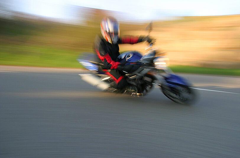 Ein Motorradfahrer war auf einer Landstraße mehr als doppelt so schnell unterwegs, wie erlaubt.