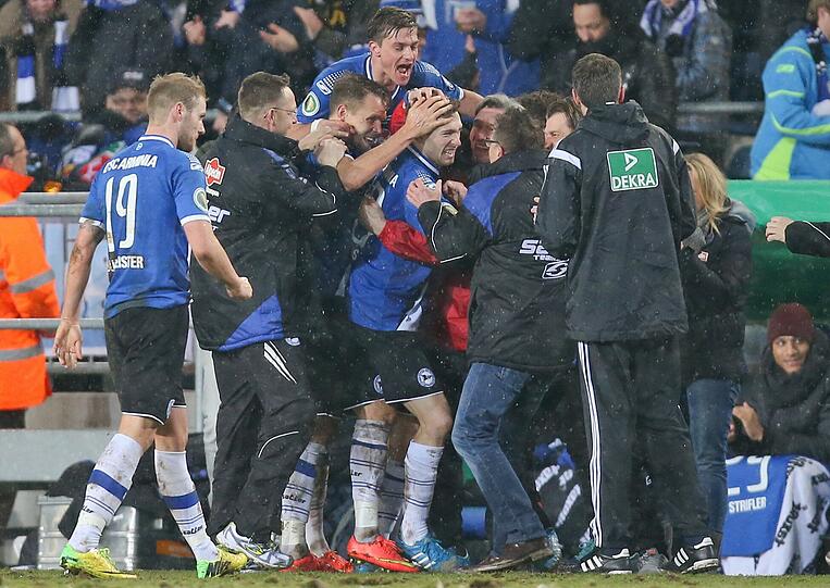Spieler, Verantwortliche und Fans von Arminia Bielfeld hatten allen Grund zur Freude im DFB-Pokal - der 3. Liga-Tabellenführer besiegte Bremen mit 3:1!