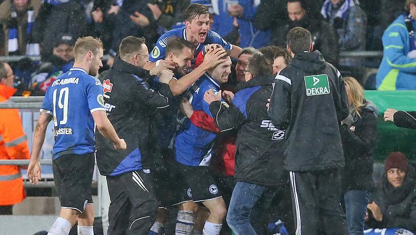 Spieler, Verantwortliche und Fans von Arminia Bielfeld hatten allen Grund zur Freude im DFB-Pokal - der 3. Liga-Tabellenführer besiegte Bremen mit 3:1!