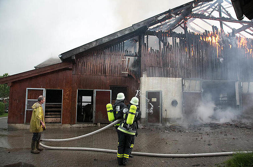 Bilder vom Großeinsatz der Feuerwehr: In Petting stand ein Stall in Vollbrand, etliche Tiere mussten aus dem brennenden Gebäude gerettet werden.