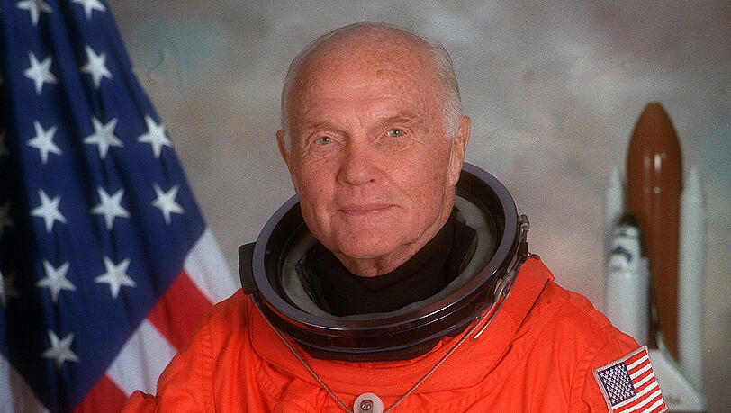 Der Astronaut John Glenn. Am 20. Februar 1962 schickte die Raumfahrtbehörde Nasa den 40 Jahre alten Astronauten auf die bis dahin wichtigste Reise eines Amerikaners im All. Nach 296 Minuten und drei Erdumrundungen mit der "Friendship 7"-Kapsel landete er am Fallschirm im Atlantik. Der Astronaut John Glenn. Am 20. Februar 1962 schickte die Raumfahrtbehörde Nasa den 40 Jahre alten Astronauten auf die bis dahin wichtigste Reise eines Amerikaners im All. Nach 296 Minuten und drei Erdumrundungen mit der "Friendship 7"-Kapsel landete er am Fallschirm im Atlantik.