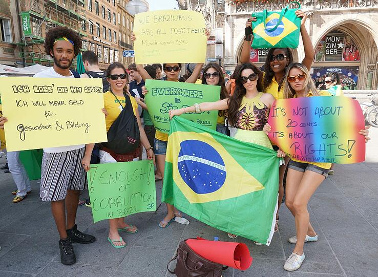 Mehrere Hundert Brasilianer und Brasilianerinnen haben am Marienplatz gegen Zustände in Brasilien demonstriert.