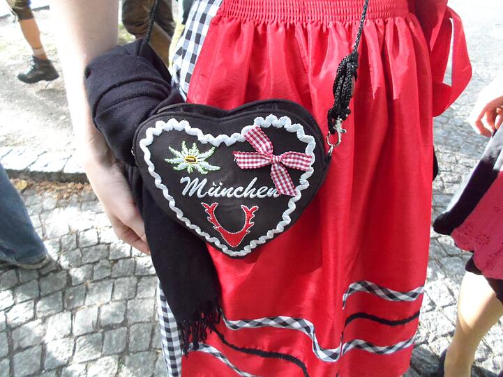 ... und schon gar nicht ohne Tasche.