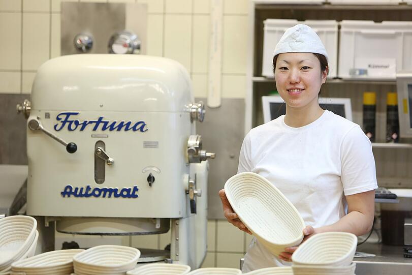 "Schon als Kind wollte ich Bäcker werden", sagt Ayaka Kawamura aus Japan. Nun ist ihr Traum wahr geworden - in einer Bäckerei im Münchner Stadtteil Laim.
