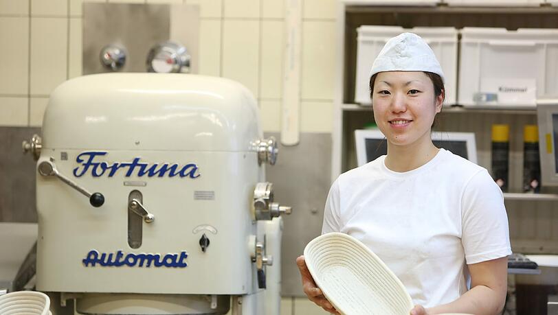 "Schon als Kind wollte ich Bäcker werden", sagt Ayaka Kawamura aus Japan. Nun ist ihr Traum wahr geworden - in einer Bäckerei im Münchner Stadtteil Laim. "Schon als Kind wollte ich Bäcker werden", sagt Ayaka Kawamura aus Japan. Nun ist ihr Traum wahr geworden - in einer Bäckerei im Münchner Stadtteil Laim.