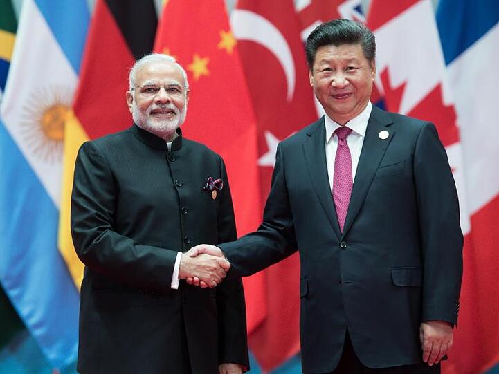 Der indische Premierminister Narendra Modi (l) und der chinesische Präsident Xi Jinping bei einem Treffen im September 2016. Zwischen den beiden bevölkerungsreichtsen Staaten der Erde sind neue Grenzstreitigkeiten aufgeflammt.
