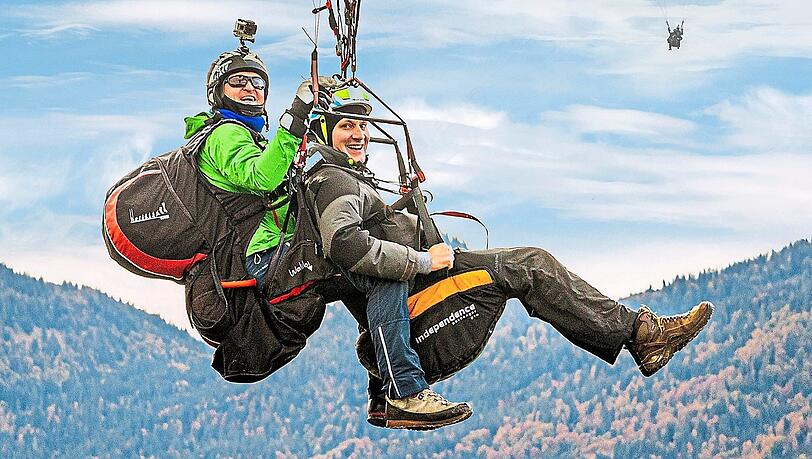 Flächenfraß-Betrachtung aus der Vogelperspektive: Ludwig Hartmann (rechts) Mitte Oktober bei einem Gleitschirm-Tandemflug am Tegernsee.
