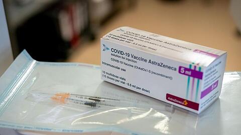 Spritzen und eine Packung mit dem Impfstoff von Astrazeneca in einem Impfzentrum in Berlin.