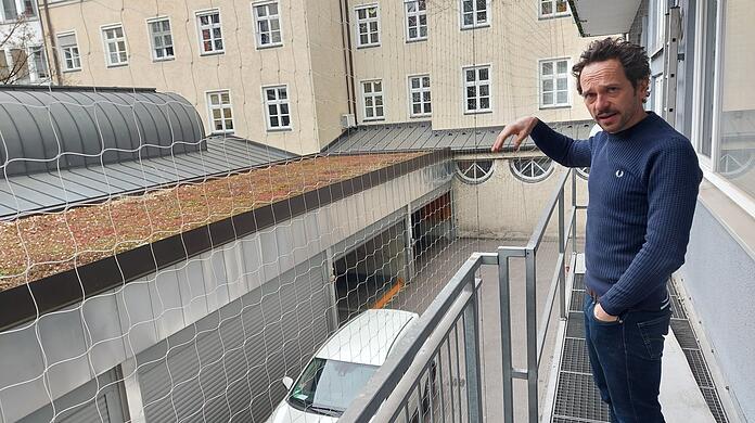 Florian Schönhofer will im Hinterhof Tische auf die Garagen stellen.