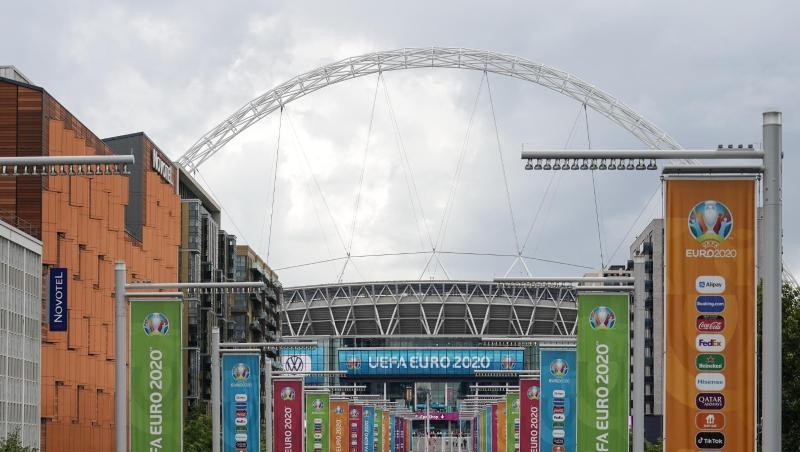 Zuschauer strömen in London ins Wembley Stadion.