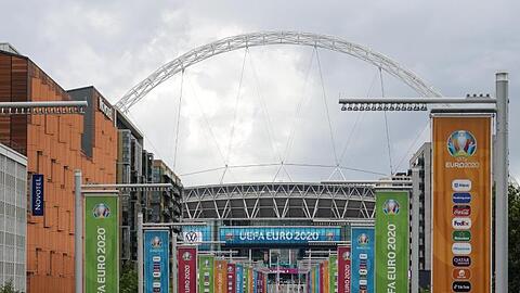 Zuschauer strömen in London ins Wembley Stadion.