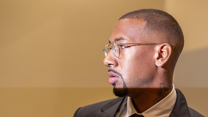 Der Fußball-Profi und ehemalige Nationalspieler Jérôme Boateng steht zu Beginn der Fortsetzung im Berufungsprozess im Gerichtssaal des Landgerichts München I.