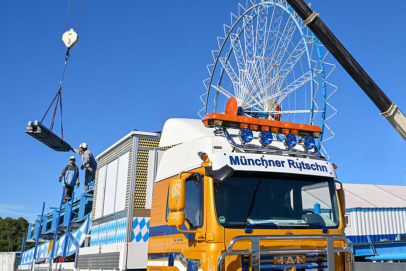 Unter blauem Himmel wirkt der Abbau der Einzelteile nicht gar so traurig. Die nächsten Tage werden aber definitiv trister.