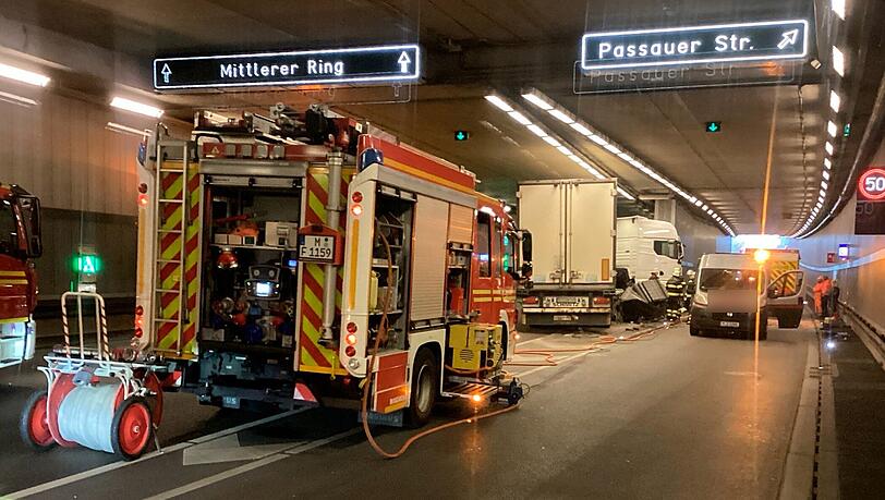 Nach etwa einer Stunde war das Umpumpen des Diesels abgeschlossen. Nach etwa einer Stunde war das Umpumpen des Diesels abgeschlossen.
