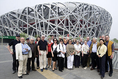 Peter Schönlein mit Studentinnen vorm Olympia-Stadion &bdquo;Vogelnest&ldquo;.