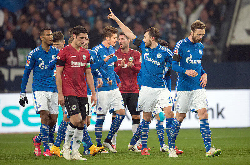 18. Spieltag: FC Schalke 04 - Hannover 96 in der Veltins-Arena in Gelsenkirchen (Nordrhein-Westfalen). Schalkes Marco Höger (2.v.r.) jubelt mit seiner Mannschaft über seinen Treffer zum 1:0.