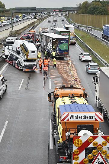 Auf der A99 ist ein Autotransporter auf einen vorausfahrenden Sattelschlepper aufgefahren. Der Unfall führte zu kilometerlangen Staus.