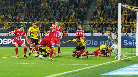 Das 2:2 für die Bayern: Joshua Kimmich war als letzter Bayern-Spieler am Ball, dann lenkte BVB-Keeper Roman Bürki das Leder über die Linie.