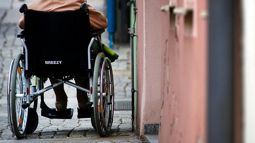 Für Menschen mit Behinderung kann der Alltag in der Großstadt zur großen Herausforderung werden - München will weiter helfen. (Symbolbild)