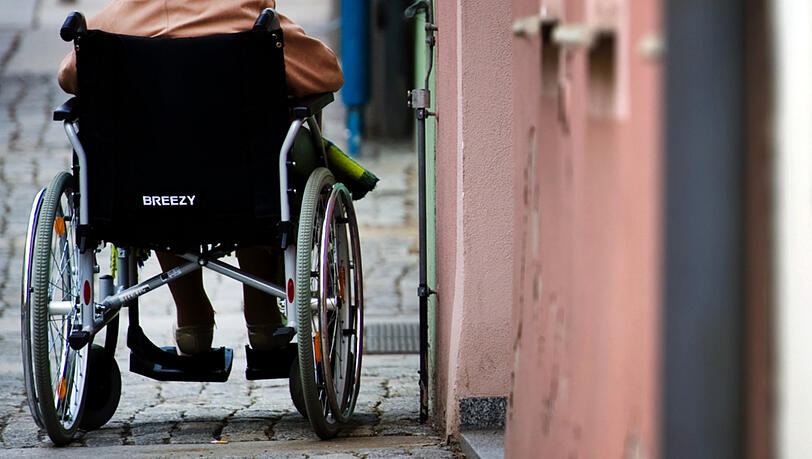 Für Menschen mit Behinderung kann der Alltag in der Großstadt zur großen Herausforderung werden - München will weiter helfen. (Symbolbild)