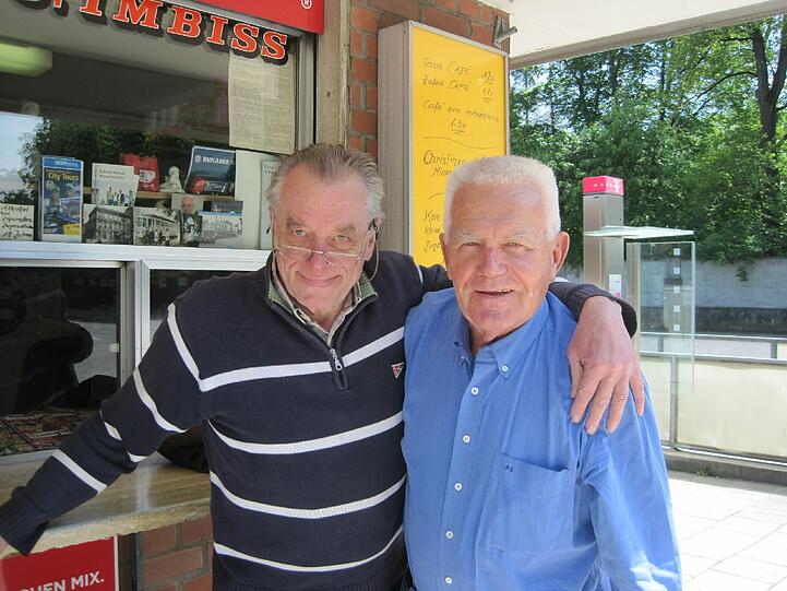 Wilhelm Hojas und Peter Gronover. Hier am Kiosk Imbiss gibt's zum Beispiel Eis, Brotzeit, Zeitungen und Zeitschriften.