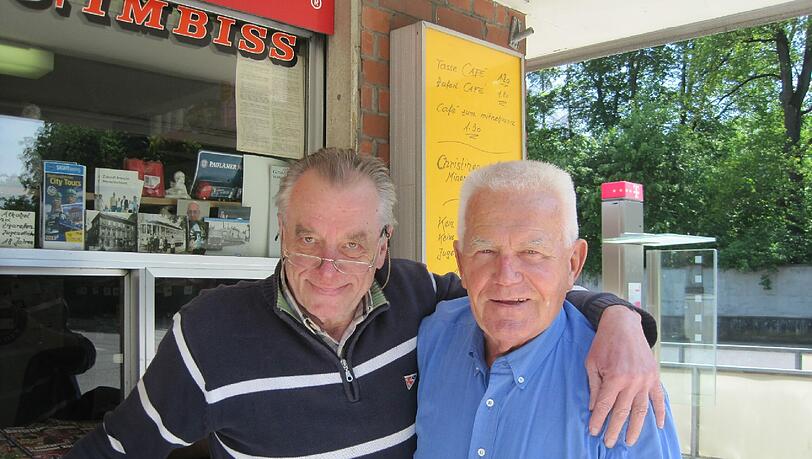 Wilhelm Hojas und Peter Gronover. Hier am Kiosk Imbiss gibt's zum Beispiel Eis, Brotzeit, Zeitungen und Zeitschriften. Wilhelm Hojas und Peter Gronover. Hier am Kiosk Imbiss gibt's zum Beispiel Eis, Brotzeit, Zeitungen und Zeitschriften.