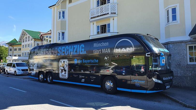 Der Mannschaftsbus steht vor dem Hotel. Der Mannschaftsbus steht vor dem Hotel.