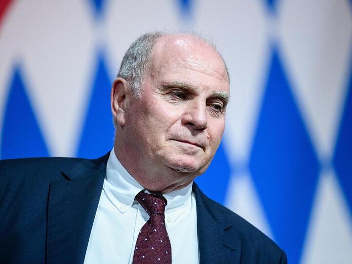 Uli Hoeneß, Vereinspräsident von FC Bayern, kommt zur Jahreshauptversammlung. Foto: Matthias Balk/Archiv