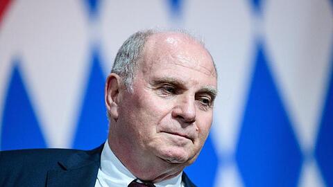 Uli Hoeneß, Vereinspräsident von FC Bayern, kommt zur Jahreshauptversammlung. Foto: Matthias Balk/Archiv