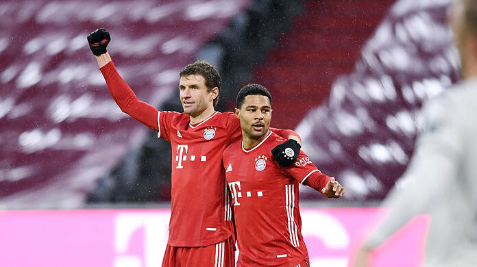 Thomas Müller (l.) und Serge Gnabry (r.) könnten gegen den BVB in die Startelf zurückkehren.