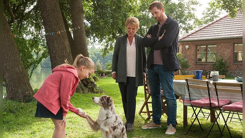 "Käthe und ich: Papakind": Hildegard (Mariele Millowitsch) und Paul (Christoph Schechinger) beobachten, wie Emma (Martha Haberland) den Kontakt zu Therapiehündin Käthe aufnimmt.