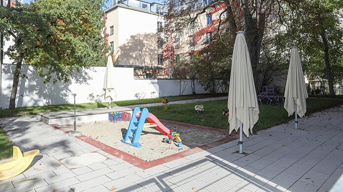 Der Garten mit Sandkasten und Rutsche: Die Kinderkrippe ist nagelneu.