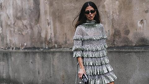 Die italienische Stilikone, Influencerin und Unternehmerin Gilda Ambrosio trägt den angesagten Metallic-Look.