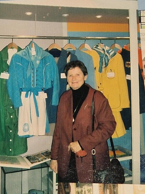 Menzer 2018 mit ihrem blauen Original-Dirndl von 1972. Menzer 2018 mit ihrem blauen Original-Dirndl von 1972.