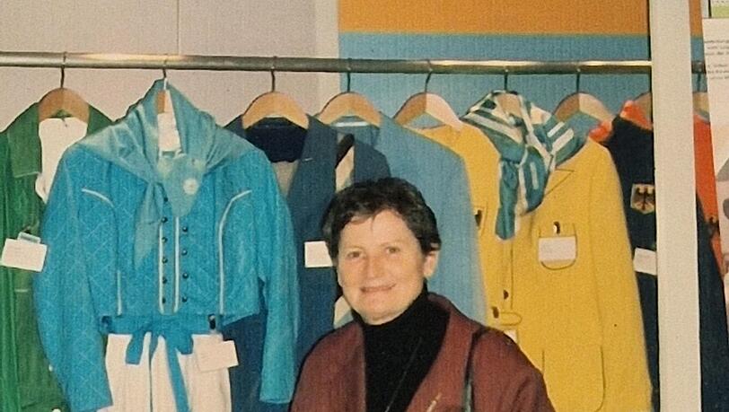 Menzer 2018 mit ihrem blauen Original-Dirndl von 1972.