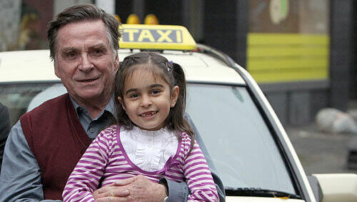 Der Schauspieler Elmar Wepper steht mit der jungen Mercan Türkoglu am Dienstag (02.11.2010) in Nürnberg (Mittelfranken) am Rande der Dreharbeiten zum Kinofilm "Dreiviertelmond" an einem Taxi. Der Schauspieler Elmar Wepper steht mit der jungen Mercan Türkoglu am Dienstag (02.11.2010) in Nürnberg (Mittelfranken) am Rande der Dreharbeiten zum Kinofilm "Dreiviertelmond" an einem Taxi.