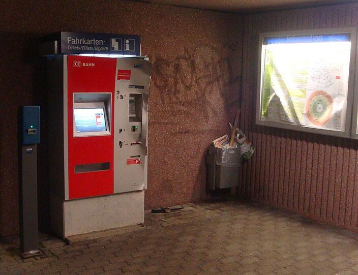 Mit der Spitzhacke gegen einen DB-Automaten - der Automat hielt Stand. Die Bilder aus Malching.