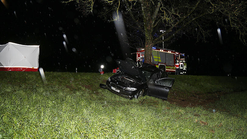 Schreckliche Bilder aus Icking: Der BMW kam von der Straße ab und prallte gegen einen Baum. Zwei 19-jährige Männer starben.